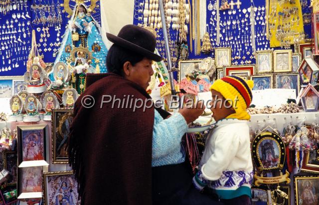 bolivie  02.JPG - Vendeuse de bondieuserie et son enfantCopacabanaBolivie